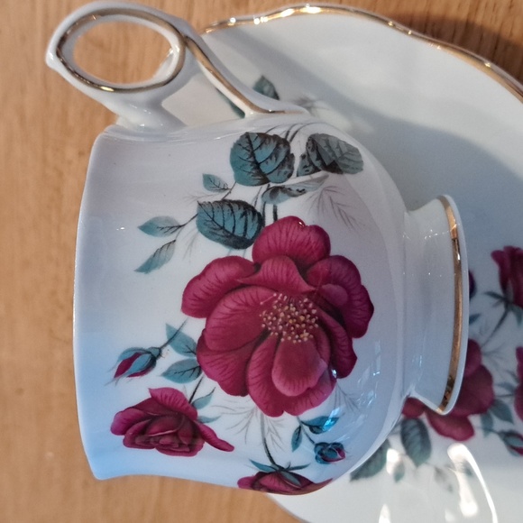 Bone china cup and saucer - Picture 2 of 6